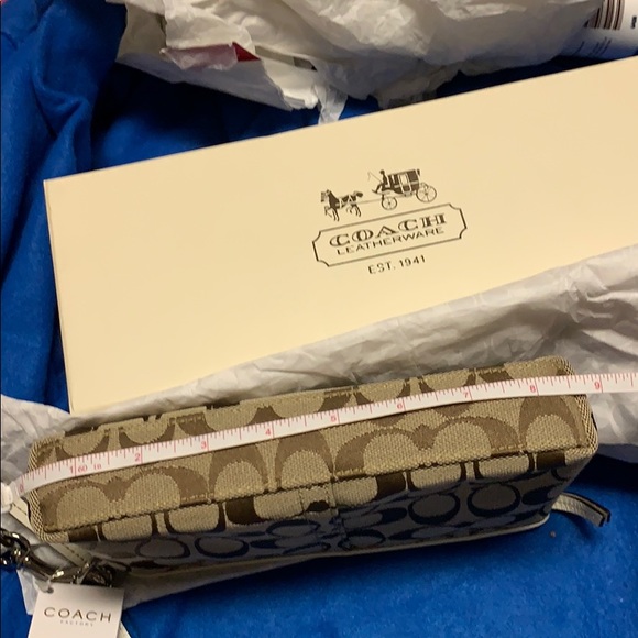 Coach wristlet/clutch signature and off-white NWT - Picture 7 of 8